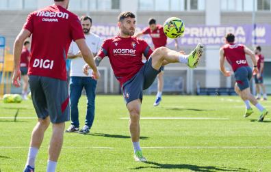 A: J.P. Urdíroz F: 13-03-2026 P: Javi Galán L: Pamplona. Instalaciones del C.A. Osasuna en Tajonar. T: Fútbol. Entrenamiento del primer equipo.