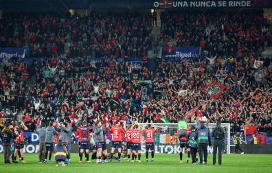 Los jugadores y la afición celebran la victoria contra el Real Madrid, el pasado 21 de febrero en El Sadar.