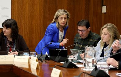 La portavoz del equipo de gobierno, Ana Duarte (izquierda), junto a otros compañeros de su grupo en el pleno de este 12 de marzo