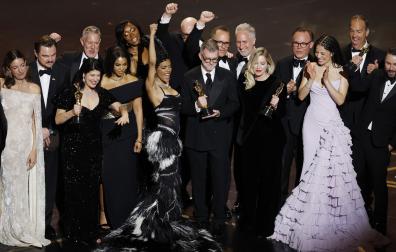 Paul Thomas Anderson (C) y la productora Sara Murphy (centro derecha) celebran con el elenco y el equipo en el escenario tras ganar el Oscar a la Mejor Película por 'Una batalla tras otra' en la gala de los premios Oscar