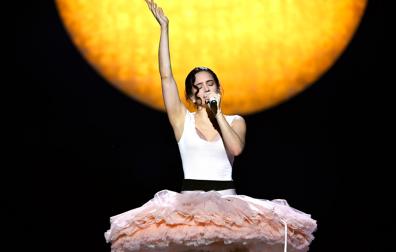 Rosalía comenzó este lunes la gira de su cuarto disco, el místico 'Lux', en Lyon (Francia), con un viaje ecléctico que por momentos fue teatral como un ballet y a ratos desenfrenado como una fiesta electrónica en una iglesia abandonada