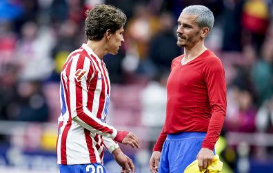 Giuliano Simeone y Antoine Griezmann conversan sobre el césped tras el choque del Atlético contra el Getafe