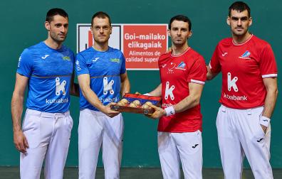 Jokin Altuna, Joseba Ezkurdia, Unai Laso y Jon Ander Albisu posan con las pelotas seleccionadas