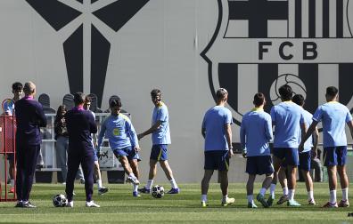 Los jugadores del FC Barcelona se ejercitan en la previa al choque de vuelta de octavos de final de la Champions contra el Newcastle