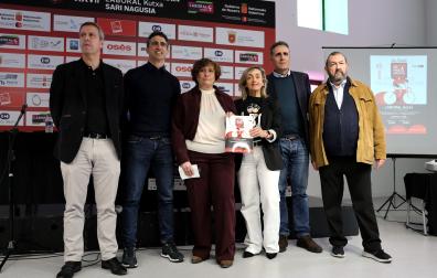 Presentaron la próxima edición del G.P. Miguel Induráin Peio Bayona (Laboral Kutxa), Xabier Larraya (INDAF), Marta Garín (C.C. Estella), Marta Azcona (Ayuntamiento de Estella), Miguel Induráin y Miguel Ángel García Mitxelena (C.C.Estella)