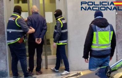 Vídeo del traslado a comisaría de uno de los Indar Gorri detenidos por los incidentes en El Sadar tras el Osasuna-Real Madrid