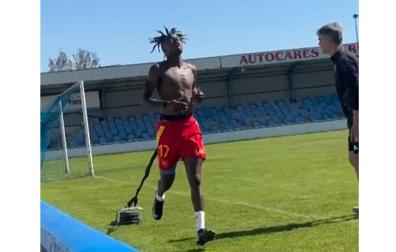 Nico Williams entrenando en el Estadio San Francisco de la Peña Sport