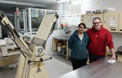 Andrea Raileanu, que abrió en octubre una panadería en Elizondo, y Pello Alaña, de Malkorra.