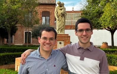 Alejandro Lecumberri, izquierda, y Nicolás Iribas, este miércoles en el jardín del seminario de Alcalá de Henares, con una imagen de San José, detrás