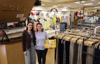 Maite Sola Alzueta (izda.), responsable de Sola Moda, y Laura Lazar Lazar, de La Despensa de Laura