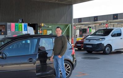 Patxi junto a su coche durante el repostaje