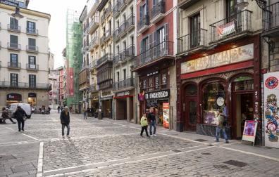 Calle Mercaderes de Pamplona donde se combinan comercios de franquicia con establecimientos “de toda la vida” y con nuevas propuestas locales en espacios emblemáticos