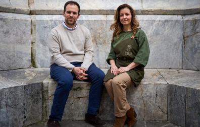 Joaquín Donézar Polo (pastelería Donézar) y Mayra Aboccino (restaurante Come Sano Santa Madre) posan en el Monumento a los Fueros