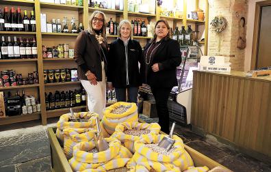 Mª Asun Esparza Baztan, en el centro de la imagen en su tienda, junto con Thania Escobar Padrón (izda.) y Rosío Prado Loredo, propietarias de Tchio, tienda de bolsos y complementos que abrió en 2025