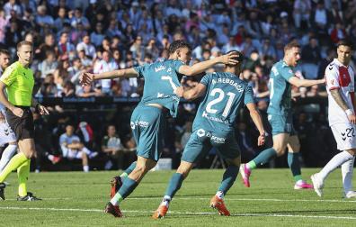 El delantero del Alavés Antonio Ángel Pérez, celebra su gol contra el Celta de Vigo