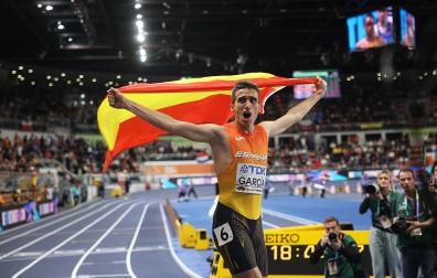 El español Mariano García celebra el oro en 1.500 metros en el Mundial de Torun