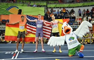 De izda. a dcha. Mohamed Attaoui (bronce), Cooper Lutkenhaus (oro)y Eliott Crestan (plata), podio de los 800 metros
