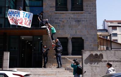 Opositores al TAV han protagonizado este martes por la mañana un acto de protesta frente a la sede de la Confederación Empresarial Navarra (CEN