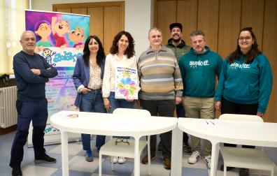 Luis Vila (Berriozar), Izaskun Larumbe Y Cristina Delgado (ADANO), David Artuch (Tenampas), Jokin Ventosa (junta de ADANO), Iván Martín y Leyre Meléndez (Batukada Sunkile), durante la presentación de la III Fiesta Solidaria de ADANO