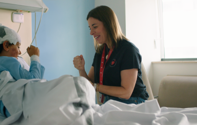 La fundadora de la asociación 'Mamás en acción', Majo Gimeno, con un menor hospitalizado.