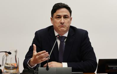 El exvicepresidente de UPN Óscar Arizcuren ha comparecido este martes ante la comisión de investigación sobre licitación y adjudicación de obras públicas del Gobierno de Navarra, en el Parlamento