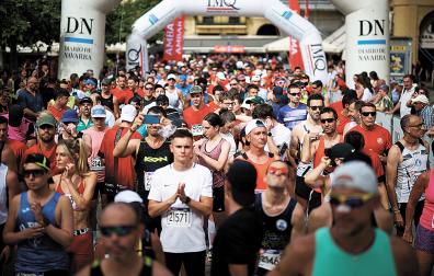 Corredores en La Media San Fermín de 2025, en la Plaza del Castillo en los momentos previos a la salida