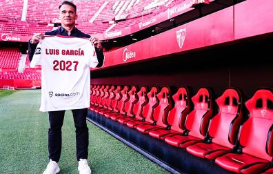 Luis García Plaza posa con la camiseta del Sevilla y el año de su contrato en el césped del Sánchez Pizjuán