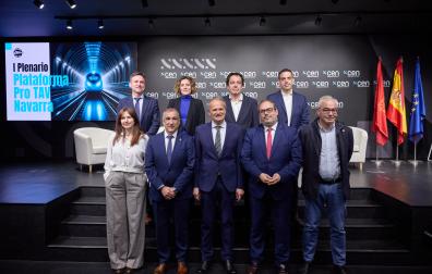 PARTICIPANTES EN LA JORNADA. Primera fila, de izda. a derecha: Loreto Orduña (Rockwool);el consejero  Óscar Chivite; el presidente de la CEN, Manuel Piquer; el comisionado del Corredor Atlántico, José Antonio Sebastián, y el secretario general de UGT Navarra, Lorenzo Ríos. En segunda fila, José Andrés Palacios (Cámara de Comercio), Marta García-Drake (CEN), Manuel Arizcun (Consumidores Irache) y Pablo García (Synergy).