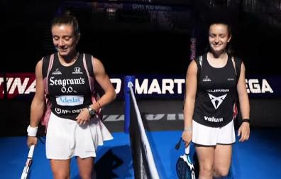 Marta Ortega y Martina Calvo saltan a la pista central del P1 Miami - EE UU