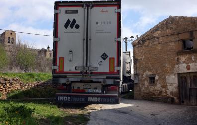 Foto del camión atascado en una calle de Sánsoain