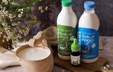 Postres Ultzama comercializa los ingredientes necesarios para elaborar cuajada en casa: leche y cuajo