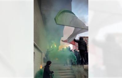 Bengalas verdes y banderas al viento, así esperaba la afición de Anaitasuna al equipo antes del choque de Copa del Rey contra Cangas