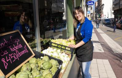 Mayte Osta Sánchez, en la entrada a su tienda de frutas y verduras