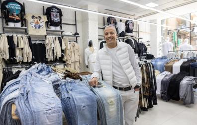Mohammed Gaouar, en el interior de una de sus tiendas