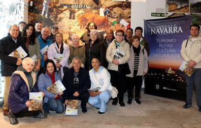 Responsables de la revista, representantes institucionales e invitados al acto de presentación del nuevo número de ‘Conocer Navarra’ este viernes en Falces.