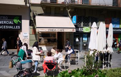 Varias personas toman algo en una terraza de la avenida Roncesvalles.