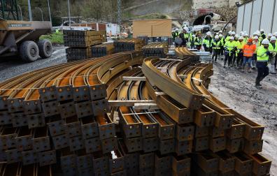 En primer término, cerchas acumuladas en el exterior del túnel para reforzar su seguridad.