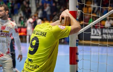Dani Saldise, ya vestido de portero-jugador, se lamenta nada más finalizar el partido.