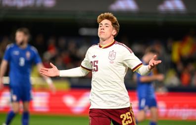 Víctor Muñoz celebra el gol anotado en el amistoso contra Serbia