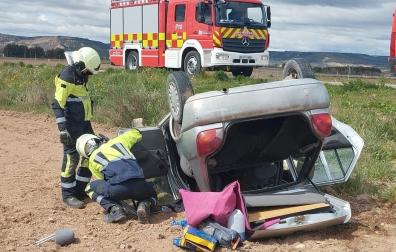 Bomberos atienden el accidente en Tudela