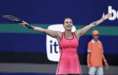 Sabalenka celebra su victoria en el Masters 1000 de Miami