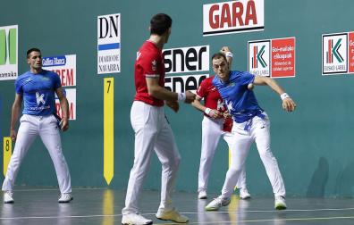 Unai Laso (d) golpea la pelota durante la final del XVI Campeonato de Parejas entre Altuna III-Ezkurdia y Laso-Albisu, este domingo, en Pamplona