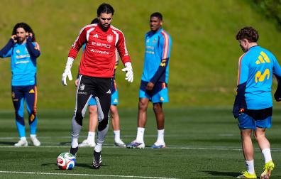 David Raya controla el balón durante le entrenamiento de la selección absoluta en Las Rozas