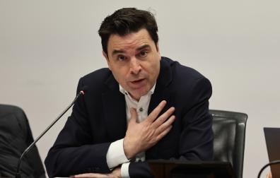 El exgerente de la empresa pública Nasuvinsa Alberto Bayona, durante su comparecencia en la comisión del Parlamento de Navarra