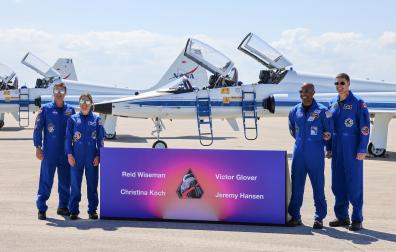 Reid Wiseman, Christina Koch, Victor Glover y Jeremy Hansen posan para los medios