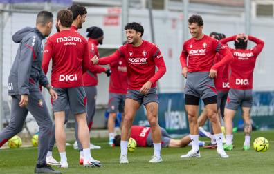 Iker Benito recibe el saludo de Alejandro Catena en un día especial para él por su regreso al grupo. En la rodilla derecha, se ve la cicatriz de la operación