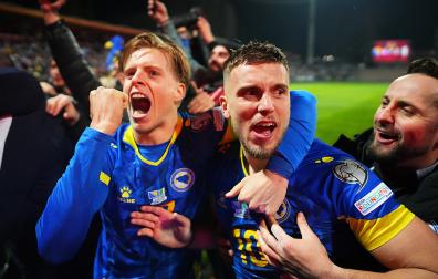 Euforia en los jugadores de Bosnia Herzegovina tras eliminar a Italia en los penaltis y meterse en el Mundial 2026