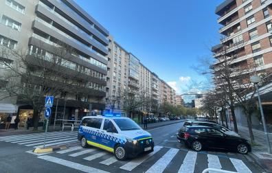 Una patrulla de la Policía Municipal de Pamplona corta uno de los aledaños del Palacio de Justicia de Pamplona
