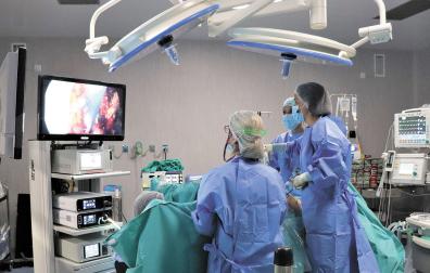 Profesionales en un quirófano durante una intervención quirúrgica