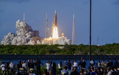 El cohete SLS elevándose en el cielo de Cabo Cañaveral